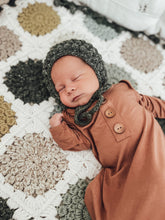 Load image into Gallery viewer, Juniper crochet bobble bonnet